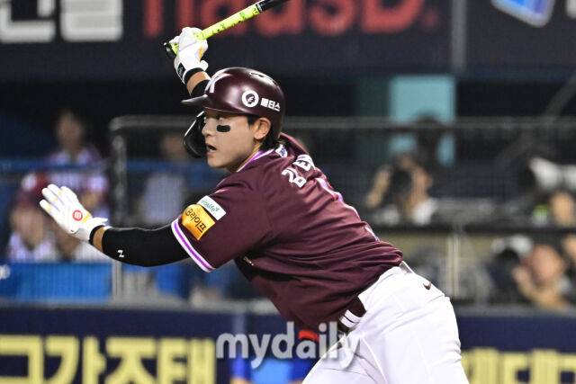 31일 서울 잠실야구장에서 열린 '2025 신한 SOL BANK KBO리그' 키움 히어로즈와 LG 트윈스 경기. 키움 대타 김태진이 9회초 1사 1-2루에 1타점 적시타를 치고 있다./마이데일리