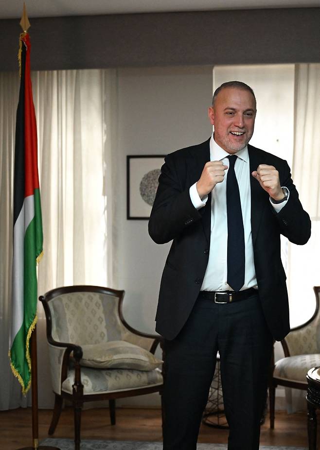 영국 주재 팔레스타인 대표부 수장 후삼 줌롯이 21일(현지시간)런던 서부 소재 대표부에서 키어 스타머 영국 총리가 팔레스타인 국가를 공식 인정하는 텔레비전 방송을 지켜보며 반응하고 있다. (AFP]