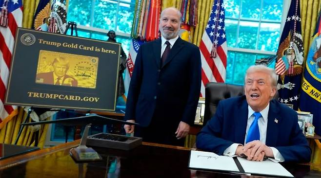 트럼프 미국 대통령이 H-1B 비자 수수료를 10만달러로 인상하는 내용의 행정명령안에 서명하면서, 중국이나 캐나다 등 IT 기술을 두고 경쟁하는 국가들이 인재 유입에 대한 기대감을 내비치고 있다.[FT]