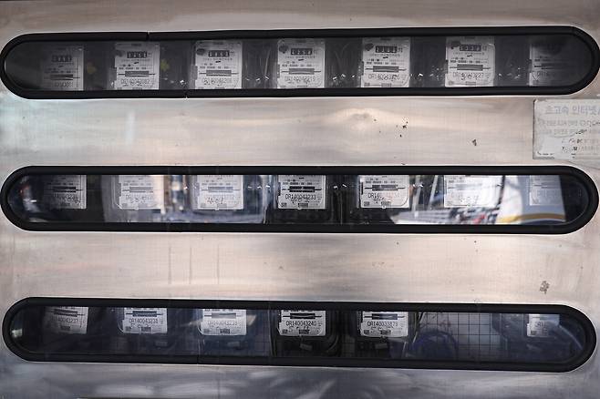 서울 시내 한 주택가에 붙은 전기계량기. [연합]