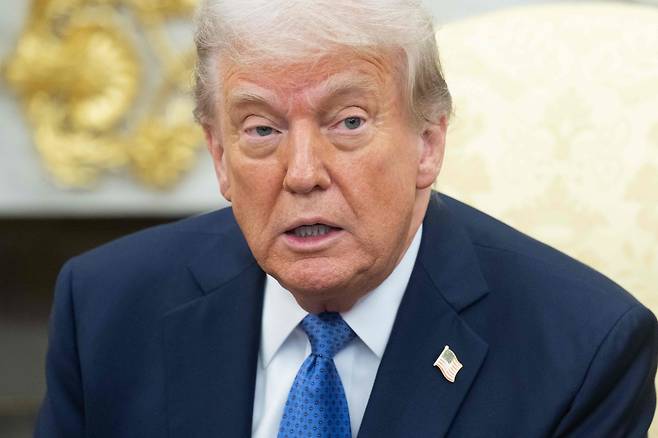 도널드 트럼프 미국 대통령이 24일(현지시간) 요나스 가르 스퇴르 노르웨이 총리와의 회담에서 기자회견을 하고 있다. [AFP]