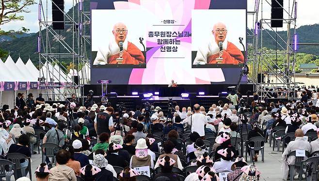 대한불교조계종 총무원장 진우스님이 20일 서울 광화문광장에서 열린 조계종 중앙신도회 창립 70주년 기념 ‘시민과 함께하는 행복바라미 선명상 페스타’에서 선명상을 지도하고 있다. [이상섭 기자]