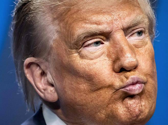 도널드 트럼프 미국 대통령이 25일(현지시간) 네덜란드 헤이그에서 열린 나토 정상회의 기자회견에서 연설하고 있다. [AFP]