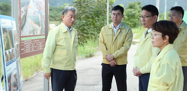 김인중(왼쪽 세번째) 한국농어촌공사 사장이 지난 18일 강원 속초 쌍천2지하수댐을 방문해 운영 현황을 점검하고 있다. [한국농어촌공사 제공]