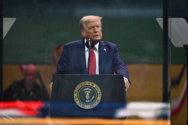 도널드 트럼프 미국 대통령이 14일(현지시간) 워싱턴 DC에서 열린 미군 250주년 기념 퍼레이드에서 연설하고 있다. [EPA]