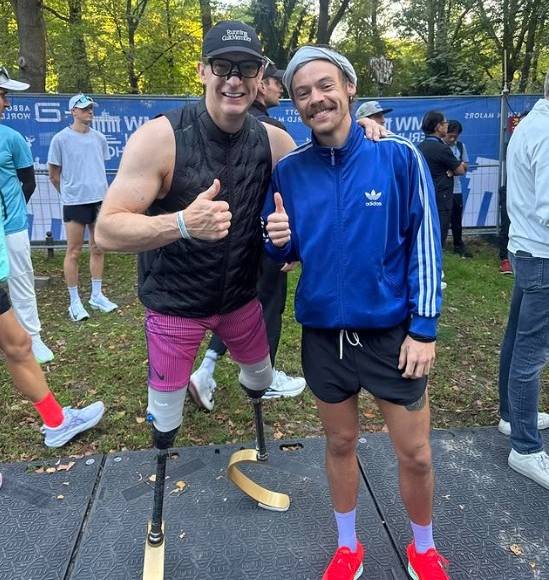 21일(현지시간) 베를린 마라톤을 완주한 해리 스타일스(오른쪽). [리처드 화이트헤드 인스타그램 캡처]