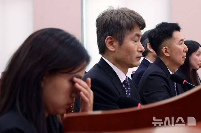 [서울=뉴시스] 김명년 기자 = 5일 서울 여의도 국회에서 열린 법제사법위원회 검찰개혁 입법청문회에서 건진법사 진성배씨 자택 압수수색에서 발견된 현금 관봉권 띠지 분실 관련 증인들이 출석해 있다. 왼쪽부터 김정민 남부지검 수사관, 박건욱 전 부장검사, 이희동 전 1차장검사. 2025.09.05. kmn@newsis.com