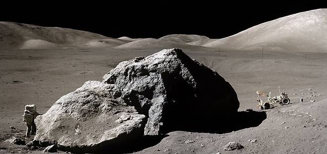 [서울=뉴시스] 아폴로 17호 우주비행사 해리스 슈미트가 1972년 12월 13일 활영된 영상에서 달 표면 '트레이시 록'으로 명명된 둔덕옆에서 활동하고 있다.(출처: 위키피디아) 2025.09.22. *재판매 및 DB 금지