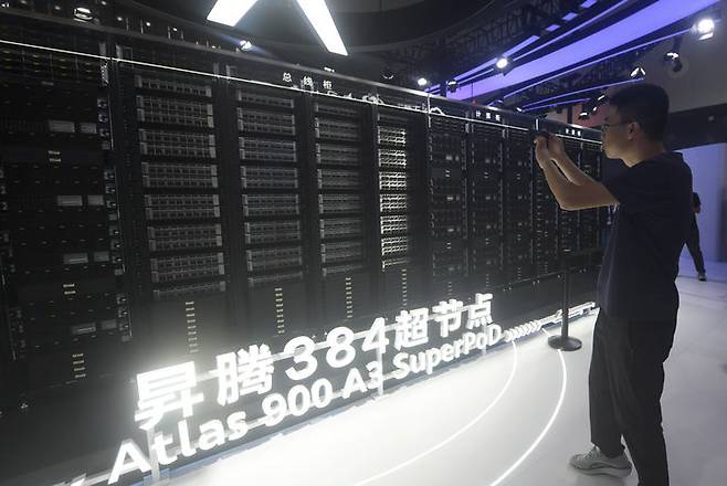 [상하이=AP/뉴시스] 중국 정부가 미국 반도체 기업 엔비디아의 인공지능(AI) 칩 수입을 자국 주요 IT 기업에 전면 금지한 가운데, 화웨이가 자체 AI 칩의 향후 출시 계획과 대규모 AI 클러스터 기술을 공개했다. 사진은 지난 7월26일 상하이에서 열린 세계인공지능대회에서 참가 고객이 화웨이 아틀라스 900 A3 슈퍼팟을 촬영하는 모습. 2025.09.19