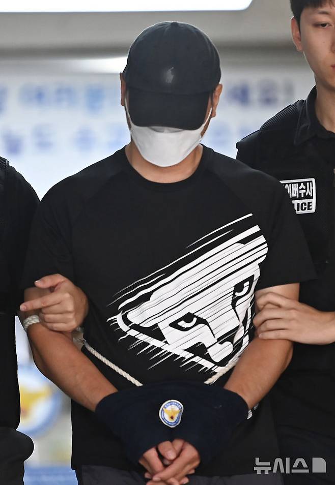 [수원=뉴시스] 김종택 기자 = 정보통신망법 위반과 컴퓨터 사용 사기 등 혐의로 구속영장이 청구된 KT 무단 소액결제 사건의 피의자인 A(48·중국국적)씨가 구속 전 피의자 심문(영장실질심사)에 출석하기 위해 18일 경기 수원시 영통경찰서 유치장을 나오고 있다.A씨는 지난달 말부터 이달 초까지 경기 광명시와 서울 금천구 등을 돌며 KT 기지국을 가로채는 수법으로 불특정 다수의 휴대전화에서 상품권 등 소액결제를 진행해 1억여원을 가로챈 혐의를 받고 있다. 2025.09.18. jtk@newsis.com