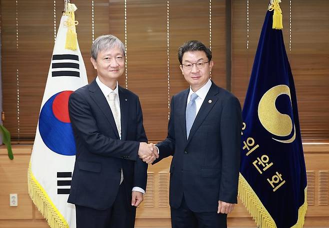[서울=뉴시스] 이억원 금융위원장(오른쪽)과 이찬진 금융감독원장이 지난 16일 정부서울청사에서 회동을 하고 있다. (사진=금융위원회) photo@newsis.com *재판매 및 DB 금지