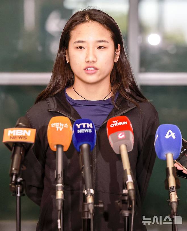 [인천공항=뉴시스] 정병혁 기자 = 중국 마스터스 2연패를 달성한 배드민턴 여자단식 세계랭킹 1위 안세영이 22일 인천국제공항을 통해 귀국하며 취재진 질문에 답하고 있다.  2025.09.22. jhope@newsis.com