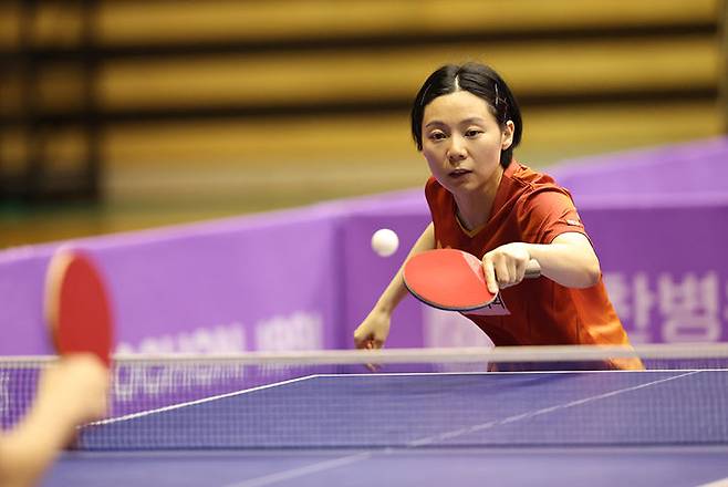 [서울=뉴시스]﻿한국 여자탁구 베테랑 최효주(한국마사회)이 지난 16일부터 22일까지 진천국가대표선수촌 탁구체육관에서 열린 아시아선수권대회 파견대표선발전에 나서 경기를 치르고 있다. (사진=대한탁구협회 제공) 2025.09.22. photo@newsis.com *재판매 및 DB 금지