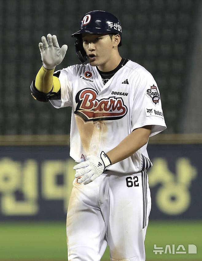 [서울=뉴시스] 정병혁 기자 = 16일 서울 송파구 잠실야구장에서 열린 2025 KBO리그 키움 히어로즈 대 두산 베어스의 경기, 8회말 무사 1루 상황 두산 안재석이 안타를 친 뒤 베이스를 밟고 있다. 2025.09.16. jhope@newsis.com