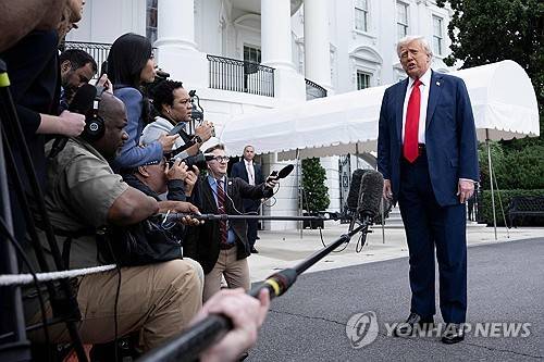 취재진과 문답하는 도널드 트럼프 미국 대통령 [워싱턴 AFP=연합뉴스. 재판매 및 DB 금지]