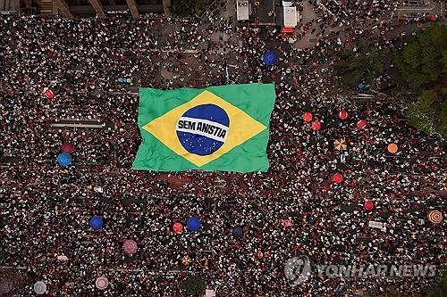 21일(현지시간) 상파울루에서 펼쳐진 브라질 전 대통령 사면 추진 반대 시위 [상파울루 로이터=연합뉴스 제공]