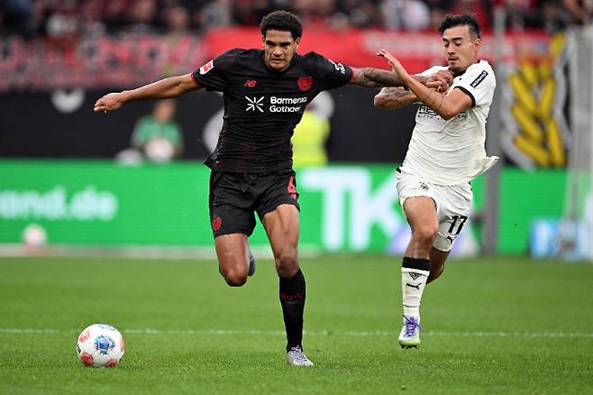 몸 싸움을 하는 옌스 카스트로프(오른쪽). 연합뉴스