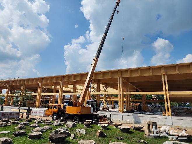 지난 8월 국립경주박물관에 조성하던 APEC 정상회의 만찬장 공사 현장. 크레인이 목조 자재를 지붕 위로 옮기고 있다. 문석준 기자