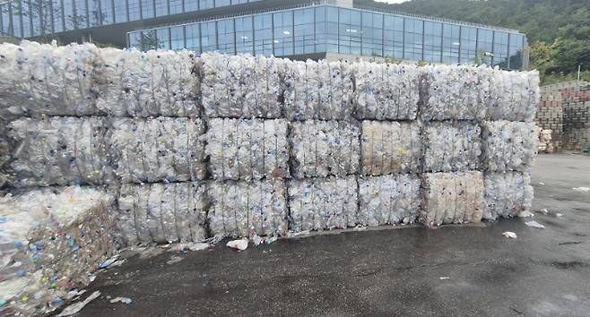 강릉시 자원순환센터 내 압축 투명페트병이 쌓여 있는 모습. 강릉시 제공