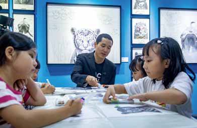 아이들과 ‘멸종위기 동물 그리기’ 수업을 진행하고 있는 고 작가의 모습.