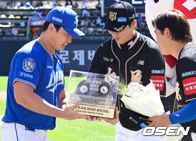[OSEN=수원, 조은정 기자]21일 수원 KT위즈파크에서 ‘2025 신한 SOL Bank KBO리그’ KT 위즈와 삼성 라이온즈의 경기에 앞서 삼성 오승환의 은퇴 투어 행사가 진행됐다.삼성 오승환(가운데)이 KT 우규민에게 은퇴 선물을 받고 있다. 2025.09.21 /cej@osen.co.kr