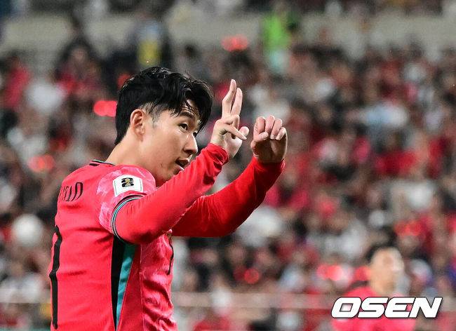 [OSEN=서울월드컵경기장, 지형준 기자] 11일 오후 서울월드컵경기장에서&nbsp;2026 국제축구연맹(FIFA) 북중미 월드컵 아시아 2차 예선 C조 6차전 대한민국과 중국의 경기가 열렸다.대한민국(4승 1무, 승점 13)은 지난 6일 싱가포르와 5차전에서 7-0 대승을 거두며 이날 중국과 최종전 결과와 상관없이 3차 예선행을 확정했다. 하지만 ‘톱 시드’를 유지하기 위해선 중국전 승리가 필요하다.전반 대한민국 손흥민이 중국 응원단 야유에 손가락을 펼쳐 보이고 있다. 2024.06.11 / jpnews@osen.co.kr