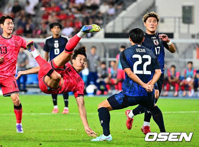 [OSEN=용인, 지형준 기자] 대굴욕이다. 한국축구가 일본에 사상 첫 3연패를 당했다.&nbsp;홍명보 감독이 이끄는 남자축구대표팀은 15일 오후 7시 24분 용인 미르스타디움에서 개최되는 2025 동아시아축구연맹(EAFF) E-1 챔피언십(동아시안컵) 3차전에서 숙적 일본에게 0-1로 패해 우승컵 탈환에 실패했다.&nbsp;대회 3승의 일본이 통산 세 번째 우승을 달성했다. 일본은 안방의 한국을 누르고 대회 2연패까지 가져갔다. 한국은 여전히 5회 우승으로 최다우승이지만 2개 대회 연속 일본에 밀렸다.&nbsp;후반 한국 이호재가 시저스킥을 시도하고 있다. 2025.07.15 / jpnews@osen.co.kr