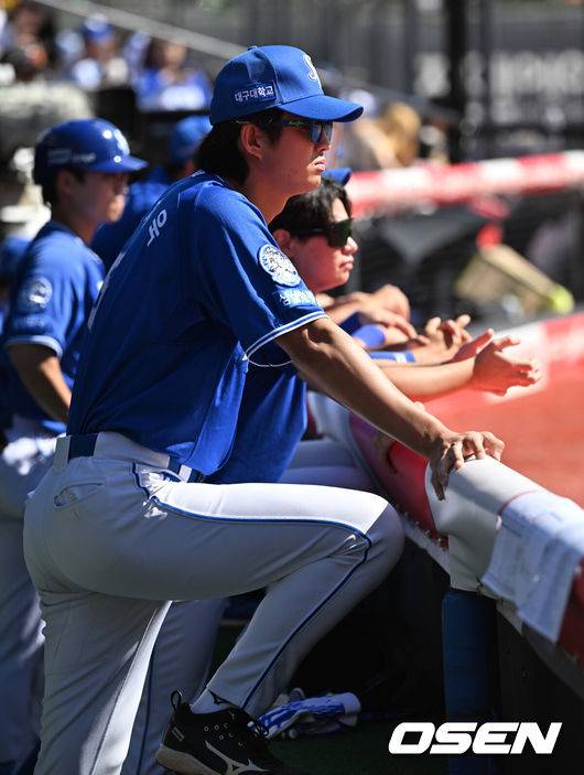 [OSEN=수원, 조은정 기자]21일 수원 KT위즈파크에서 ‘2025 신한 SOL Bank KBO리그’ KT 위즈와 삼성 라이온즈의 경기가 열렸다.KT는 외국인 투수 헤이수스를, 삼성은 양창섭을 선발투수로 내세웠다.삼성 구자욱이 경기를 지켜보고 있다. 2025.09.21 /cej@osen.co.kr