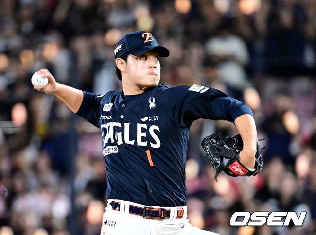 [OSEN=수원, 최규한 기자] 20일 수원 KT위즈파크에서 ‘2025 신한 SOL Bank KBO리그’ KT 위즈와 한화 이글스의 경기가 열렸다.홈팀 KT는 고영표, 방문팀 한화는 코디 폰세를 선발로 내세웠다.6회말 마운드에 오른 한화 투수 문동주가 힘차게 공을 뿌리고 있다. 2025.09.20 / dreamer@osen.co.kr