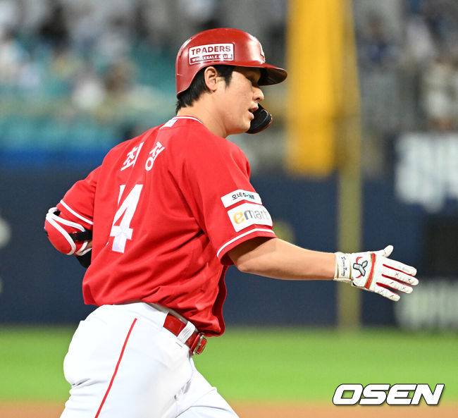 [OSEN=대구, 이대선 기자] 11일 오후 대구 삼성라이온즈파크에서 2025 신한 SOL Bank KBO리그 삼성 라이온즈와 SSG 랜더스의 경기가 열렸다.삼성은 후라도, SSG은 화이트를 선발 투수로 내세웠다.9회초 1사에서 SSG 최정이 좌월 솔로 홈런을 치고 그라운드를 돌고 있다. 2025.09.11 /sunday@osen.co.kr