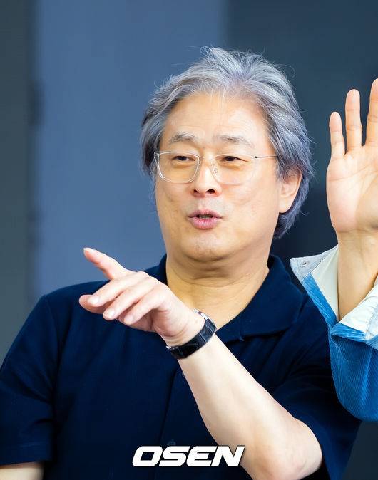 [OSEN=부산, 민경훈 기자] 제30회 부산국제영화제(BIFF) 영화 ‘어쩔수가없다’ 오픈토크 행사가 18일 부산 해운대구 영화의 전당에서 열렸다.올해 30주년을 맞이한 부산국제영화제는 오는 26일까지 총 64개국 328편의 작품을 만날수 있다.박찬욱 감독이 오픈토크에서 포토타임을 갖고 있다  2025.09.18 / rumi@osen.co.kr