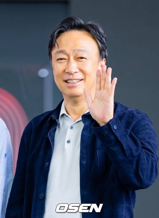 [OSEN=부산, 민경훈 기자] 제30회 부산국제영화제(BIFF) 영화 ‘어쩔수가없다’ 오픈토크 행사가 18일 부산 해운대구 영화의 전당에서 열렸다.올해 30주년을 맞이한 부산국제영화제는 오는 26일까지 총 64개국 328편의 작품을 만날수 있다.배우 이성민이 오픈토크에서 포토타임을 갖고 있다  2025.09.18 / rumi@osen.co.kr