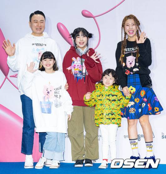 [OSEN=민경훈 기자]&nbsp;17일 서울 중구 동대문디자인플라자(DDP)에서 2023&nbsp;F/W&nbsp;서울패션위크 '그리디어스' 컬렉션 포토콜 행사가 열렸다.방송인 주영훈, 이윤미와 자녀들이 입장하며 포즈를 취하고 있다. 2023.03.17 /rumi@osen.co.kr