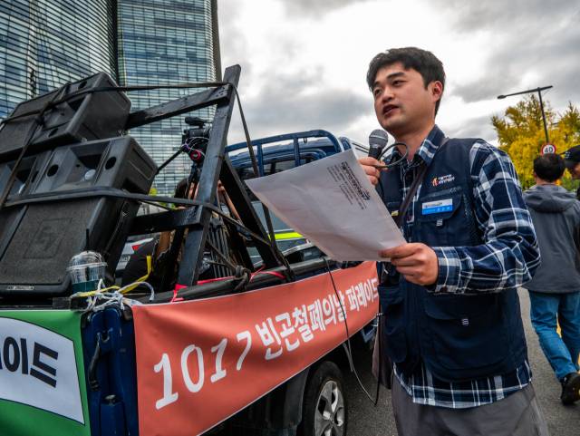 ▲더불어사는희망연대본부 사회연대 국장으로 재직하던 지난해 '빈곤철폐의날' 퍼레이드에 참가한 권순부 씨. ⓒ 권순부