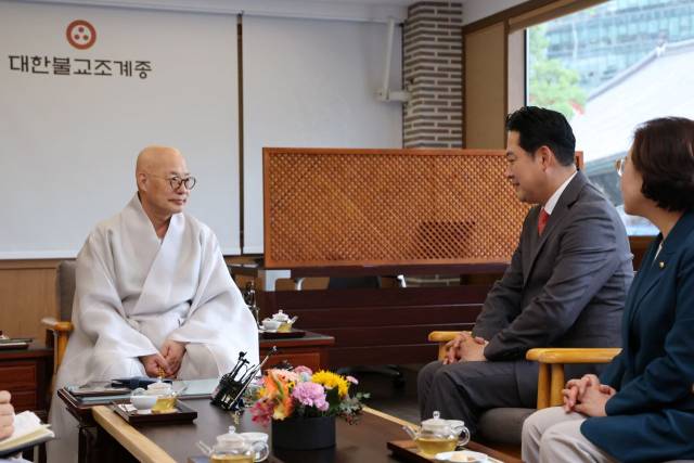 ▲국민의힘 장동혁 대표가 22일 서울 종로구 조계사에서 대한불교조계종 총무원장 진우스님을 예방하고 있다. ⓒ국민의힘