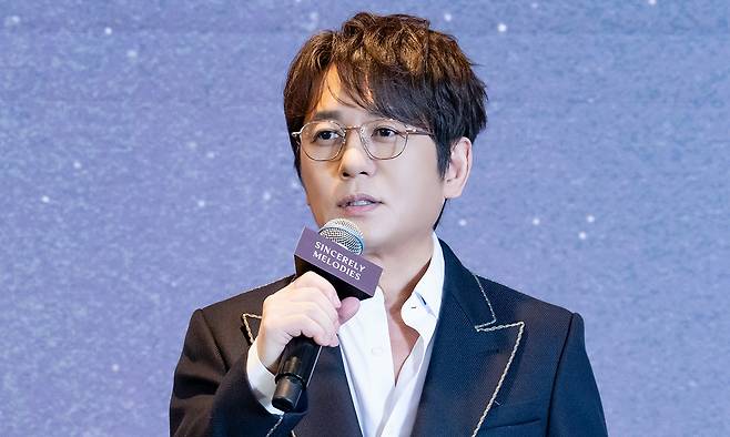 10년 만에 정규앨범 12집 ‘신시어리 멜로디스’를 발표하는 신승훈은 “앨범 전곡을 내가 쓸 수 있는 마지막이지 않을까라는 생각에 진정성을 가지고 작업했다”고 밝혔다. 도로시컴퍼니 제공