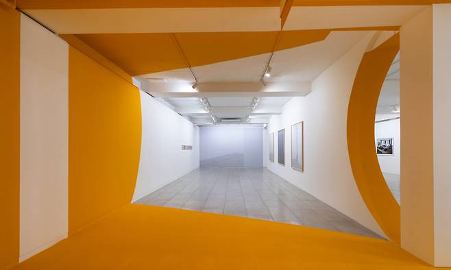 12월7일까지 열리는 서울 종로구 성곡미술관 개관 30주년 기념전 ‘미술관을 기록하다’에 전시된 조르주 루스의 ‘서울, 성곡Ⅰ’. 특정한 시점에서만 온전한 이미지가 보이는 ‘아나모르포시스’ 기법으로 그려냈다. 성곡미술관 제공