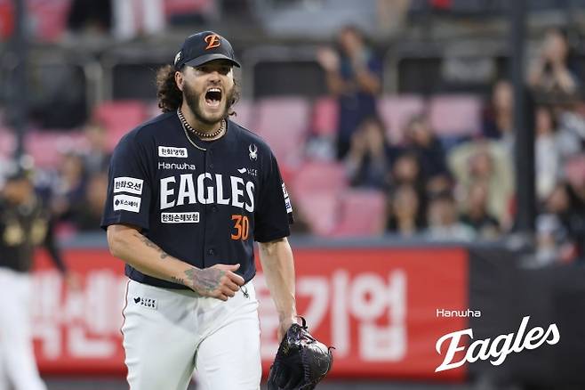 한화 이글스 코디 폰세가 20일 수원 케이티위즈파크에서 열린 2025 KBO리그 정규시즌 kt 위즈와의 원정 경기에서 이닝을 마친 뒤 포효하고 있다. 한화 이글스 제공