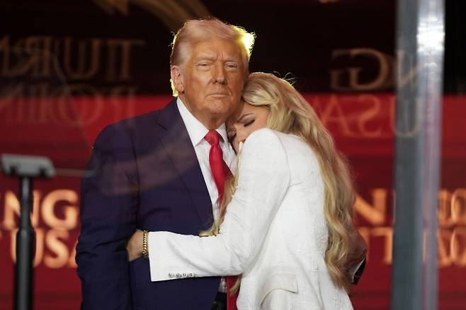 도널드 트럼프 미국 대통령이 2025년 9월 21일(현지시간) 애리조나주 글렌데일 스테이트팜 스타디움에서 열린 보수 성향 활동가 찰리 커크 추모식에서 그의 부인 에리카 커크를 포옹하고 있다. AP뉴시스