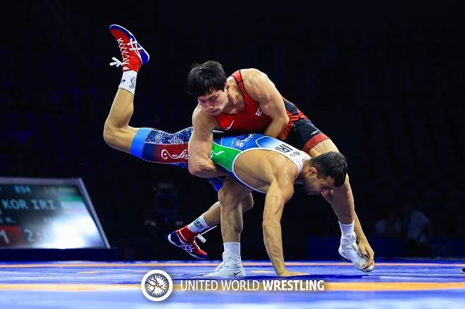 한국 레슬링 국가대표 정한재가 20일(한국시간) 크로아티아 자그레브 아레나에서 열린 2025 세계레슬링연맹(UWW) 세계선수권대회 남자 그레코로만형 63㎏급 준결승에서 무함마드 케쉬트카르(이란)를 상대하고 있다. UWW 홈페이지