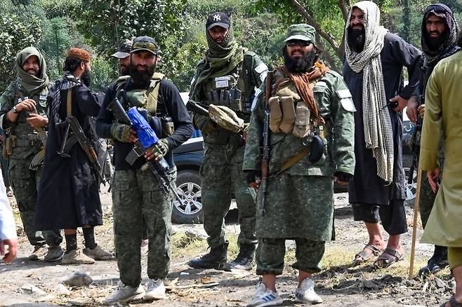 2025년 9월 14일 아프가니스탄 쿠나르주 누르갈 지역 마자르다라 마을에서 지진 피해 주민들이 임시 천막에 머무는 모습. 이번 강진으로 2200명 넘게 숨졌으며, 탈레반 정부 고위 인사가 현장을 처음 방문했다. AFP 연합뉴스