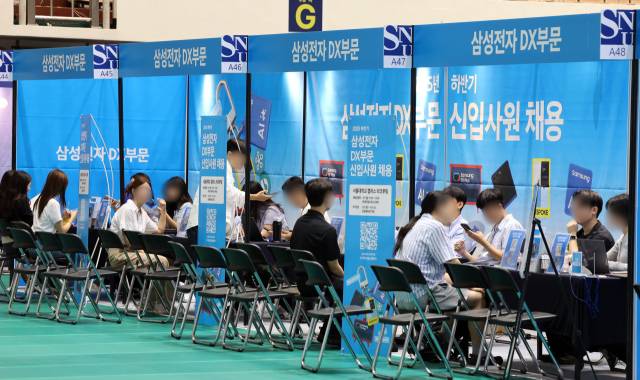 2일 오전 서울 관악구 서울대학교에서 열린 2025 하반기 서울대학교 채용박람회에서 학생들이 취업상담을 받고 있다. 뉴스1