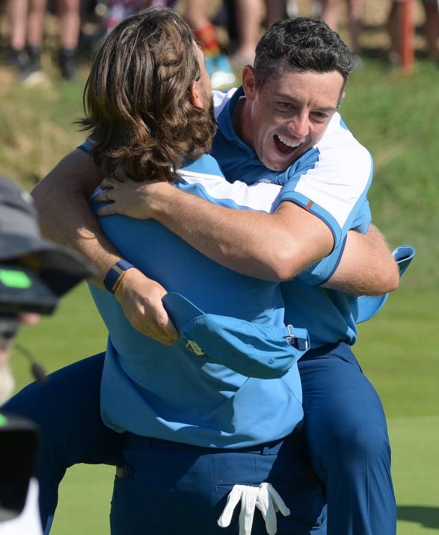 2023년 라이더컵 포섬 경기 승리 뒤 환호하며 토미 플리트우드에게 달려가 안긴 로리 매킬로이(오른쪽). EPA연합뉴스