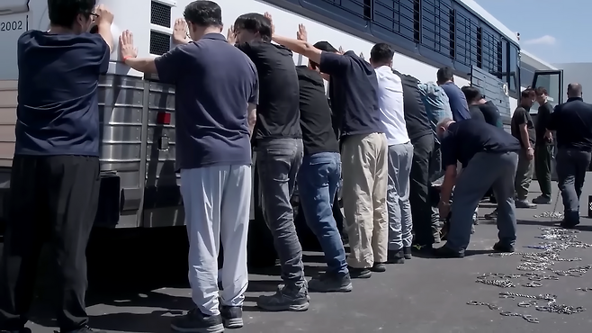 9월4일 미국 이민세관단속국(ICE)이 조지아주의 현대차·LG엔솔 합작 배터리 공장 건설 현장을 덮쳤다. 직원들이 버스에 손을 짚고 보안 검색을 당하고 있다. ⓒ미국 이민세관단속국 동영상 갈무리