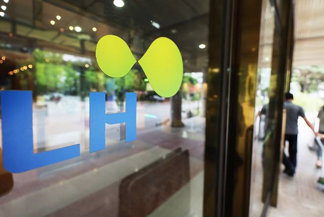 &nbsp;2020년부터 올해 8월까지 한국토지주택공사(LH) 임대아파트 임차인의 불법 전대·숙박업 위법 행위가 49건 적발됐다.&nbsp;사진은&nbsp;한국토지주택공사(LH) 본사 앞 정문의 모습 ⓒ연합뉴스