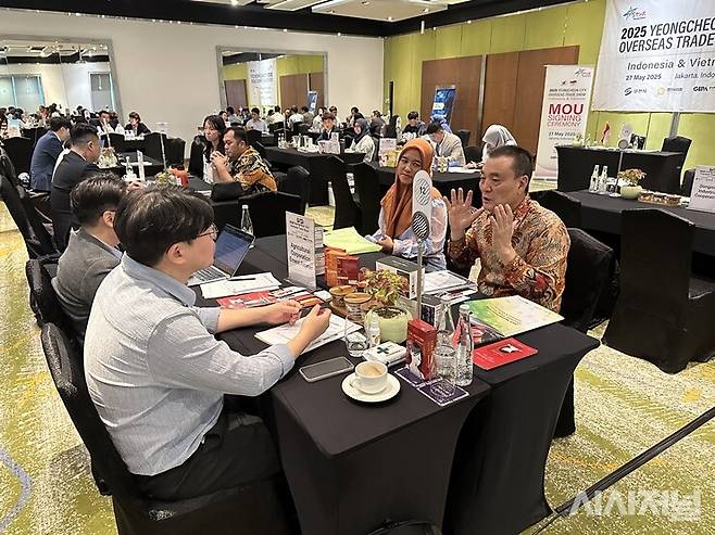 올해 5월 영천시 해외무역사절단이 인도네시아에서 현지 바이어와 수출삼담을 하고 있다. ⓒ영천시