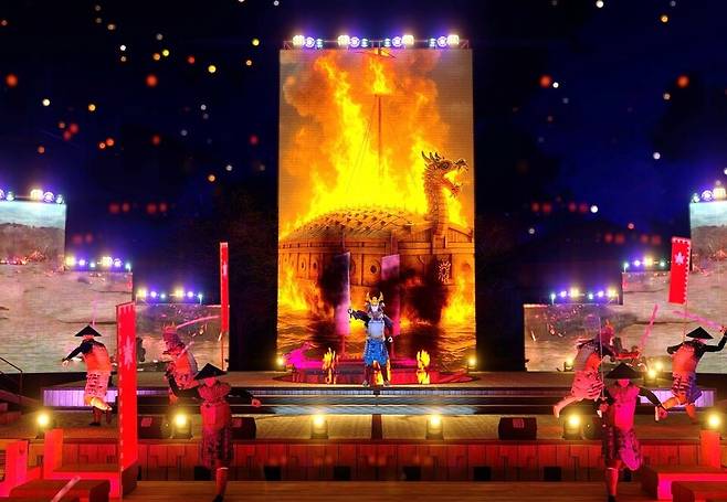 지난 19일부터 21일까지 사흘간 해남 우수영관광지와 진도 녹진관광지 일원에서 열린 2025 명량대첩축제 개막식 주제공연 디지털 액션활극 해전 모습. ⓒ전남도