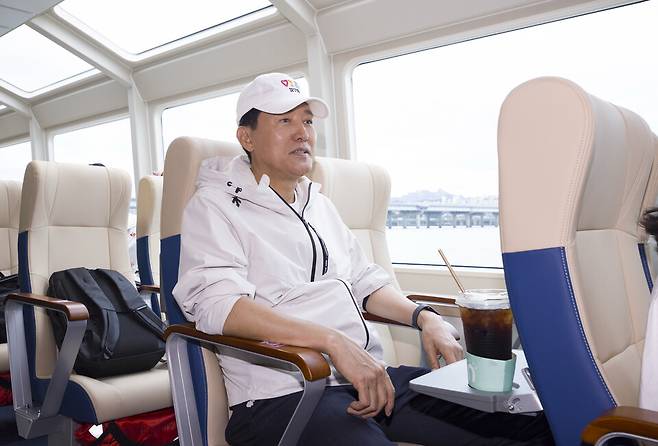 한강버스가 정식 운항을 시작한 9월18일 서울 여의도에서 출발한 한강버스에 승선한 오세훈 서울시장이 시승 체험하고 있다. ⓒ연합뉴스