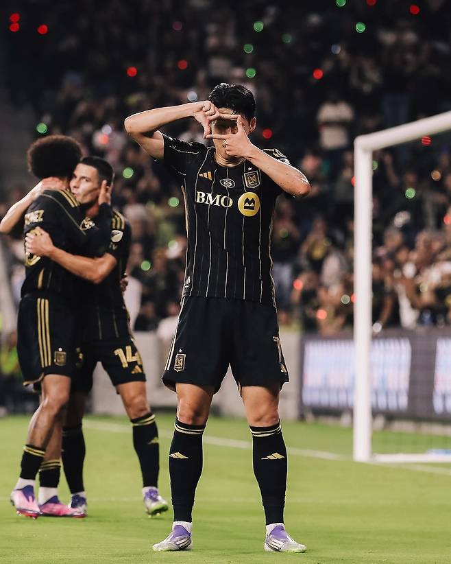 LAFC 손흥민이 22일(한국시간) 미국 캘리포니아주 BMO 스타디움에서 열린 솔트레이크와 MLS 정규리그 홈경기에서 득점한 뒤 ‘찰칵 세리머니’를 하고 있다. 사진출처｜LAFC 페이스북