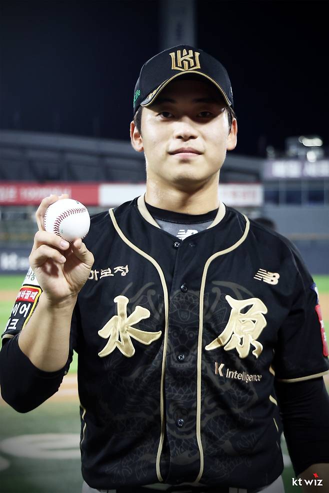 KT 마무리 박영현이 20일 수원KT위즈파크에서 열린 한화전에 구원등판해 구단 역대 단일시즌 최다 34세이브 신기록을 세운 뒤 기념구를 들고 웃고 있다. 사진제공｜KT 위즈